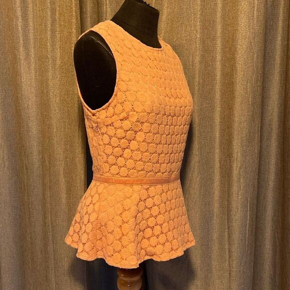 Forever 21 Women's Peach Open Back Sleeveless Lined Lace Peplum Blouse - Picture 2 of 7